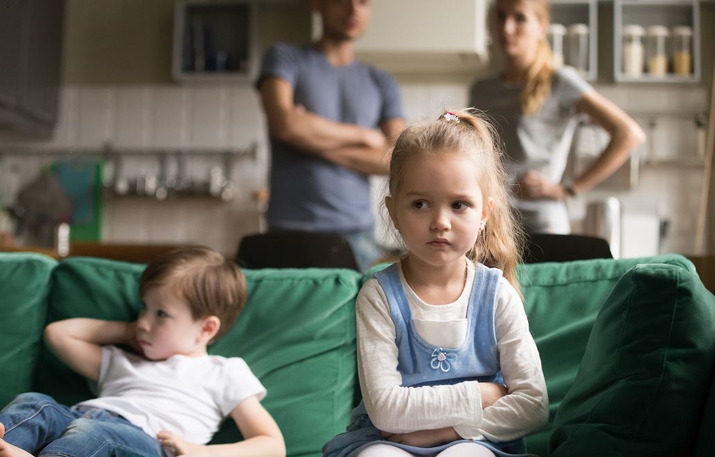 Famille Recomposée Enfants Tristes Sur Le Canapé