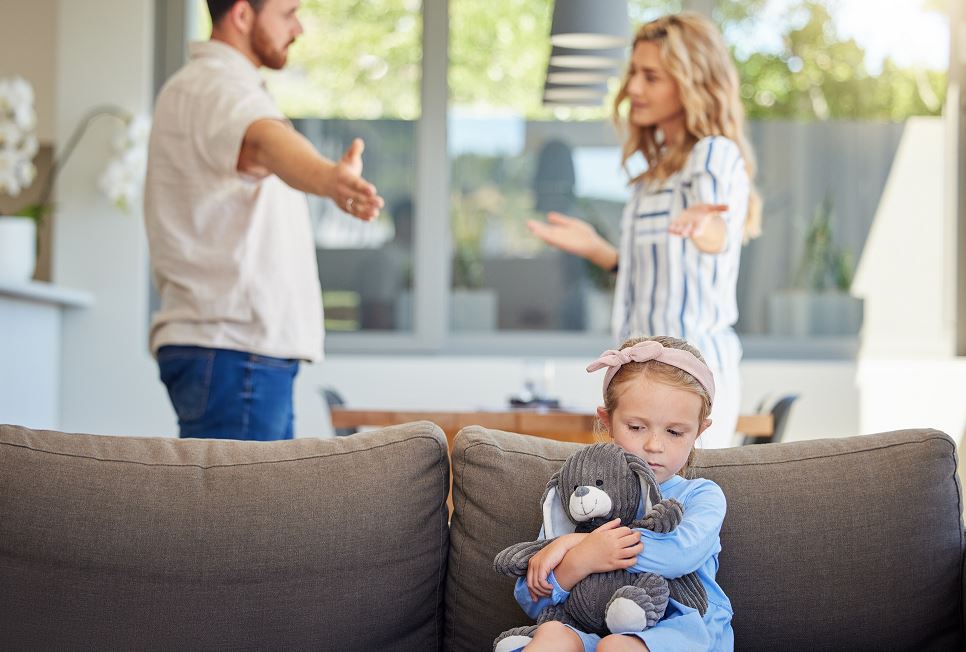 Famille Recomposée Se Dispute, Petite Fille Triste Sur Le Canapé