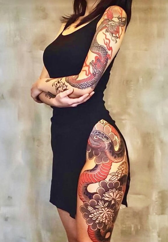 Femme Avec Des Tatouages Japonais Sur Le Corps