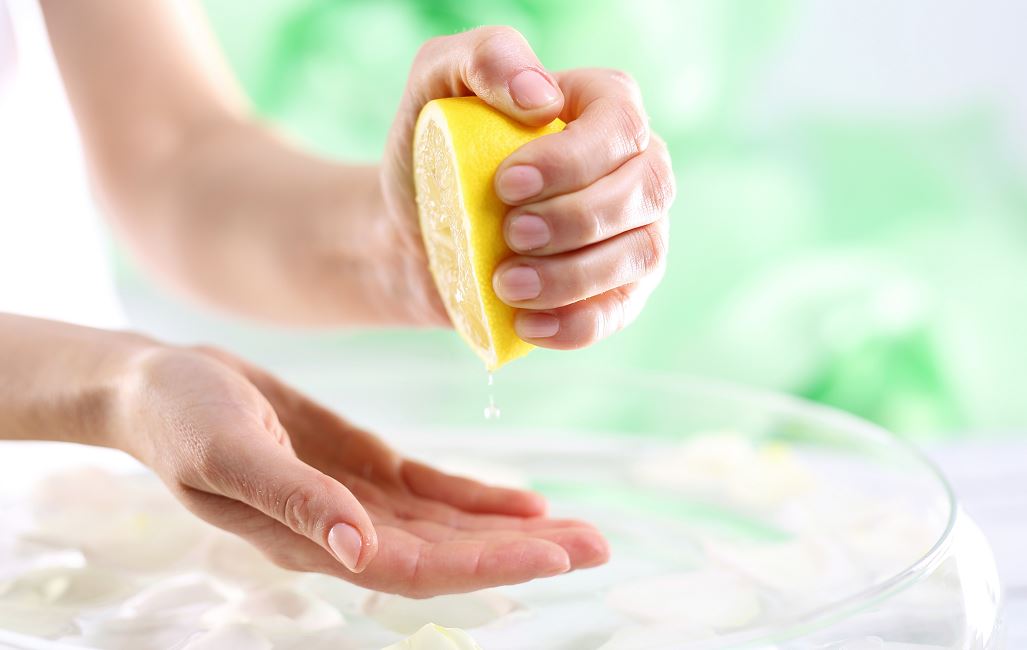 Femme Presse Un Citron Pour Préparer Une Solution Vinaigre Citron Pour Enlever Son Vernis à Ongles Très Tenace