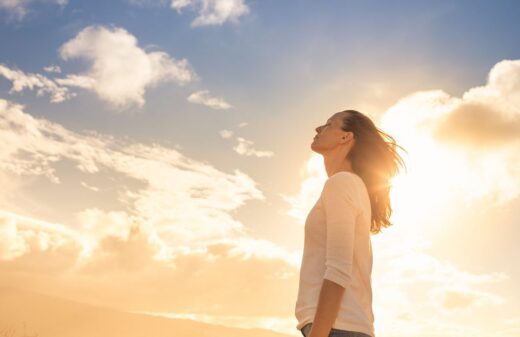 Femme Reve De Quelqu'un, Elle Est Dans Les Nuages