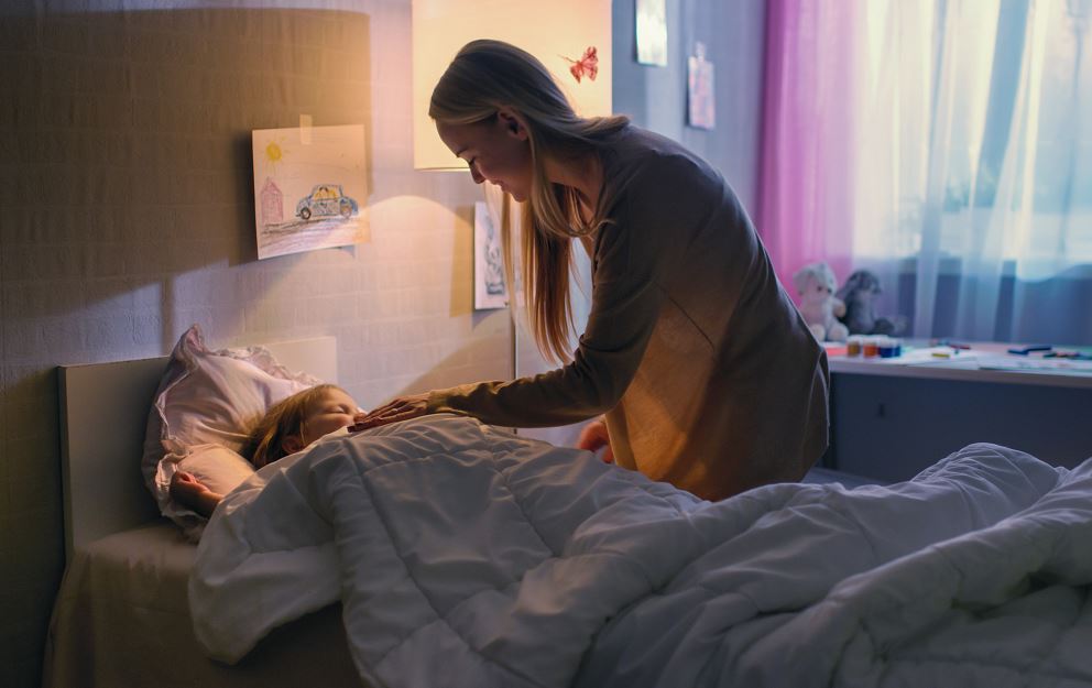 Nounou De Nuit Couche Une Petite Fille Dans Son Lit, C'est Trop Mignon