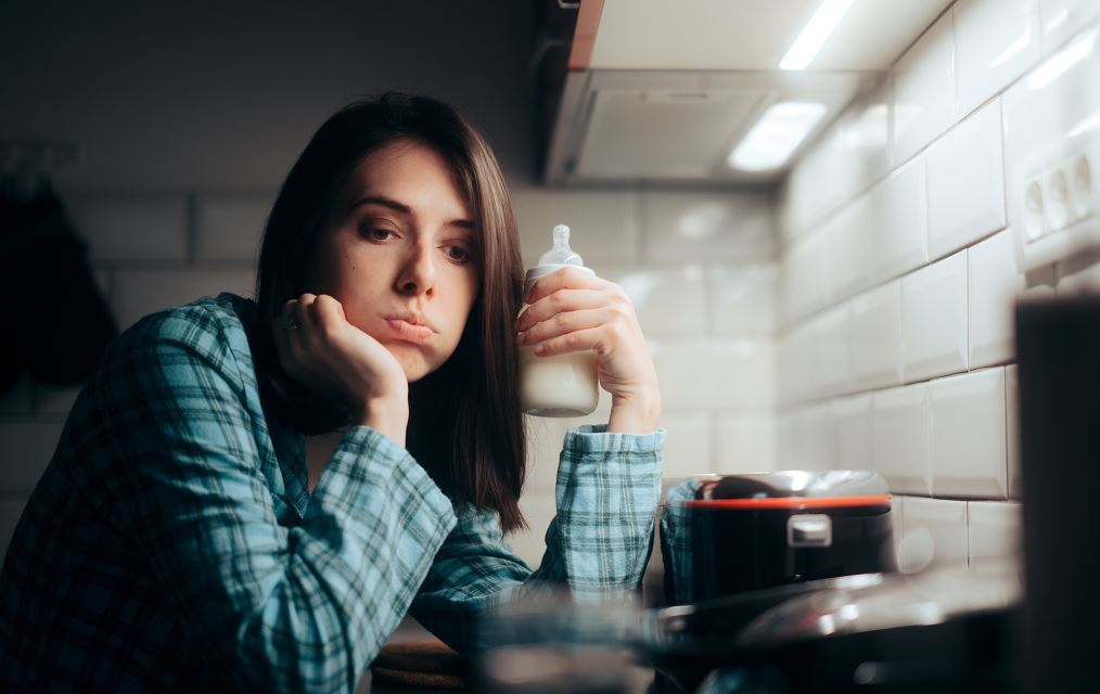 Nounou De Nuit Fait Un Biberon Elle A L'air Fatiguée