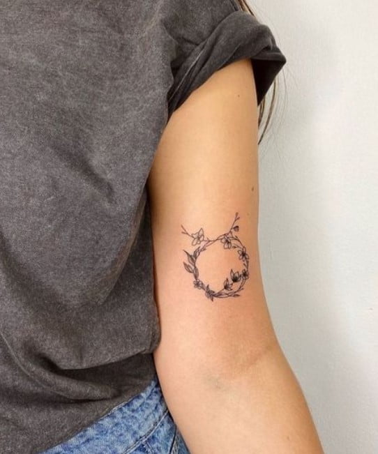 Tatouage Symbole Taureau En Fleurs