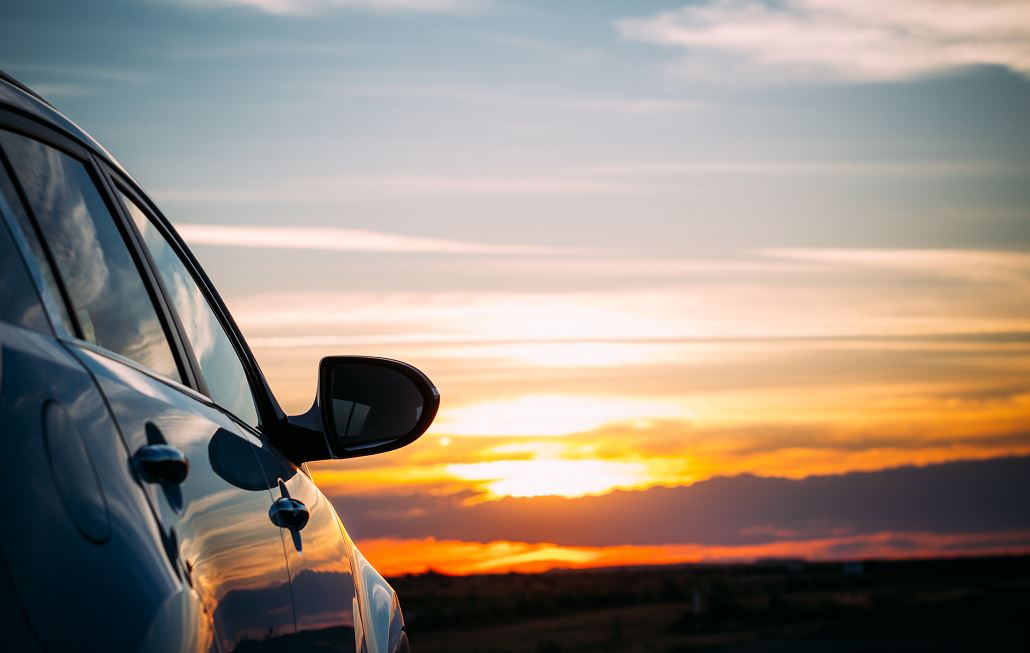 Vue D'une Voiture Devant Un Soleil Couchant