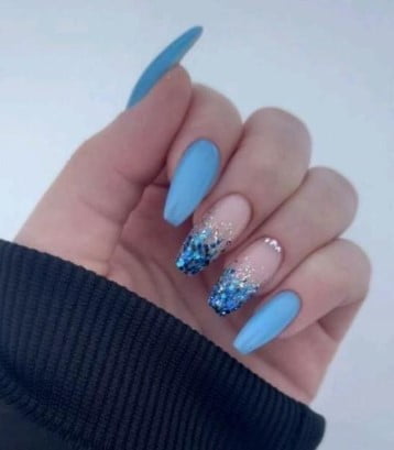 nail Art Bleu Clair Avec Des Paillettes 