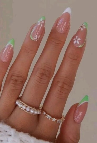 nail Art French Manucure Avec Des Fleurs 