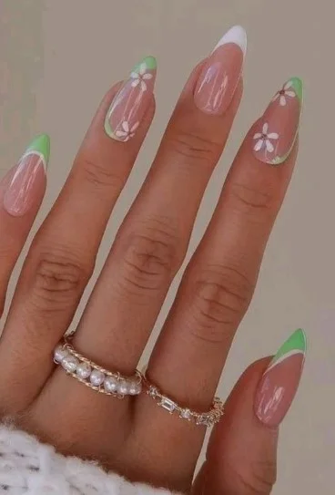 nail Art French Manucure Avec Des Fleurs