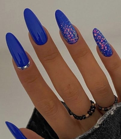 nail Art Bleu Avec Des Brillants