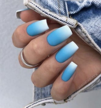 nail Art Bleu Ciel Dégradé Blanc