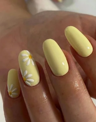 nail Art Fleur Sur Vernis Jaune
