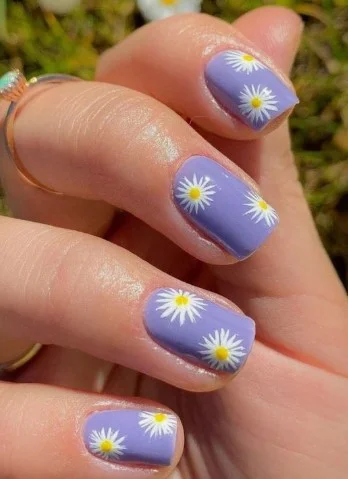 nail Art Fleur Blanche Sur Fond Violet