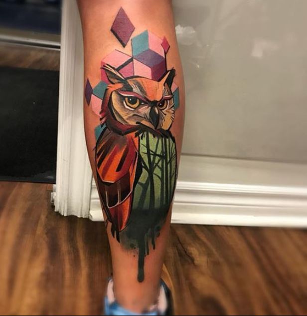 tatouage graphique Hibou sur la jambe