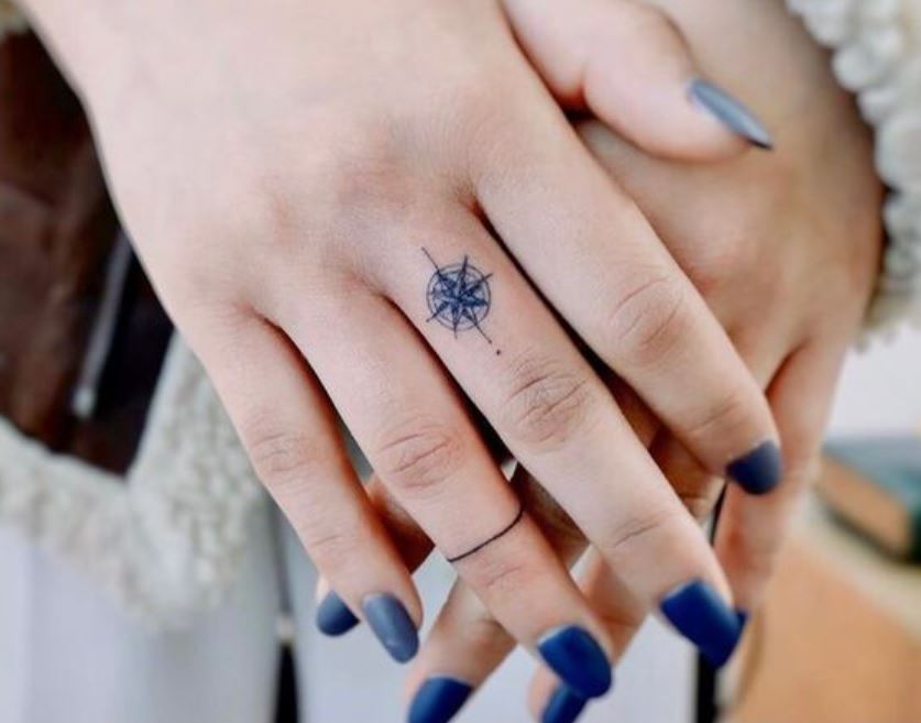 Tatouage Boussole Minimaliste Sur Le Doigt