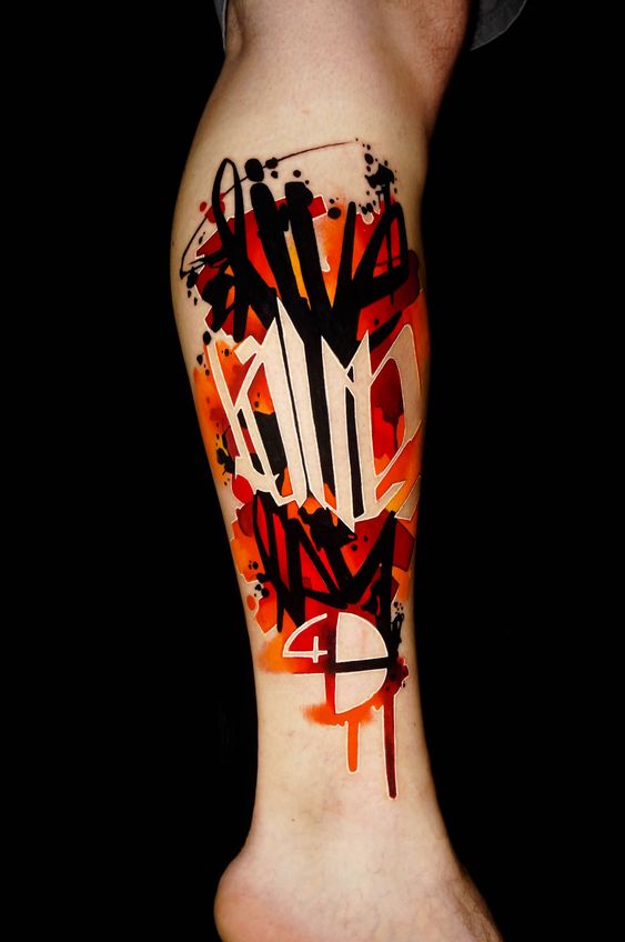 tatouage graphique Graffiti sur la jambe