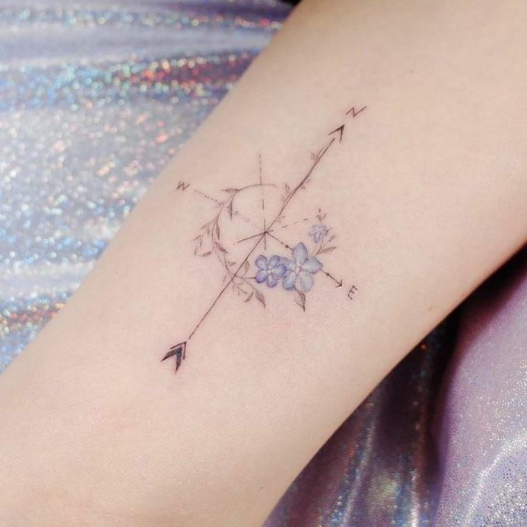 Tatouage Minimaliste Boussole Et Fleurs 