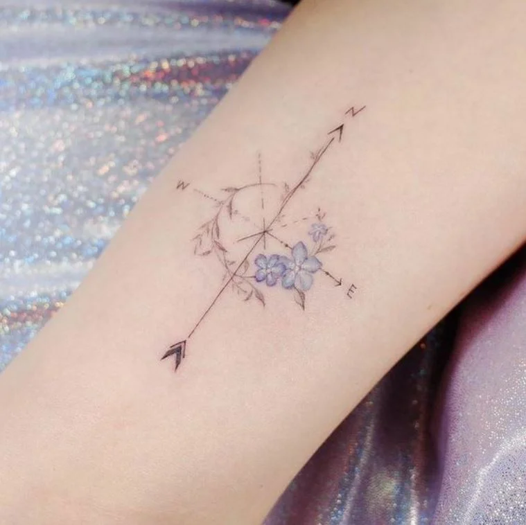 Tatouage Minimaliste Boussole Et Fleurs