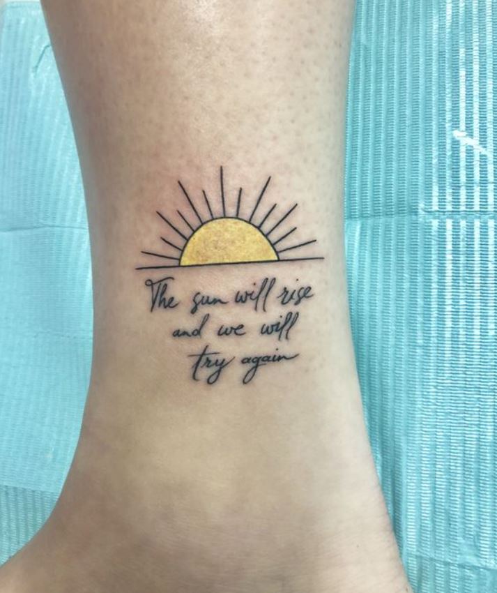  Tatouage Soleil Minimaliste Jaune Et Phrase 