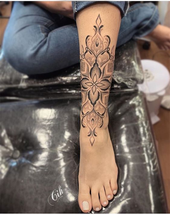 tatouage ornemental Fleurs Dotwork
