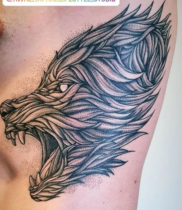 Tatouage De Loup Stylisé Sur La Côte