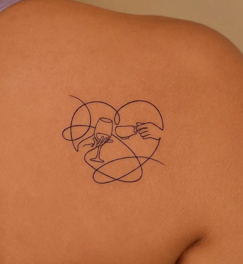 tatouage Femme Minimaliste Mains Avec Verre à Pied Et Tasse