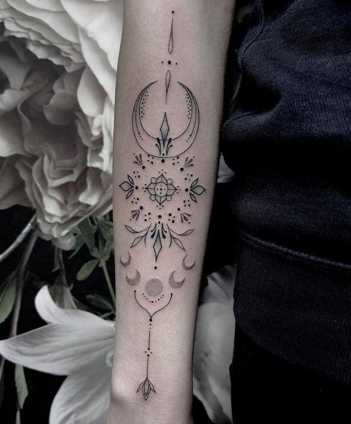 Tatouage Phase Lunaire Ornementale Sur L'avant Bras