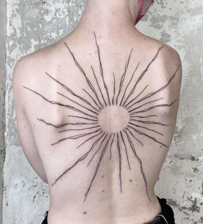  Tatouage Soleil Aux Rayons Larges Sur Le Dos 