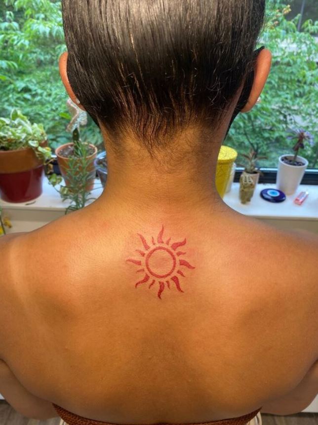 Tatouage Soleil Minimaliste Rouge épais