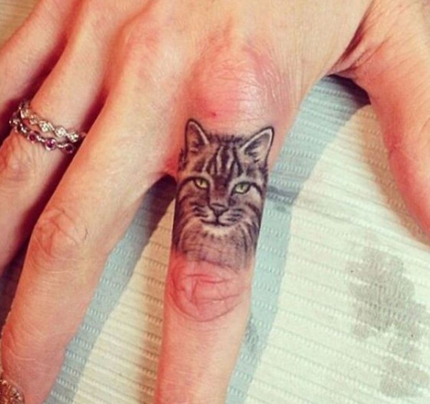 Tatouage Chat Minimaliste Sur Le Doigt 