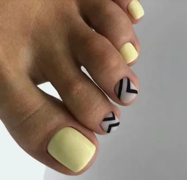 nail Art Pied Jaune Avec Des Motifs Noirs