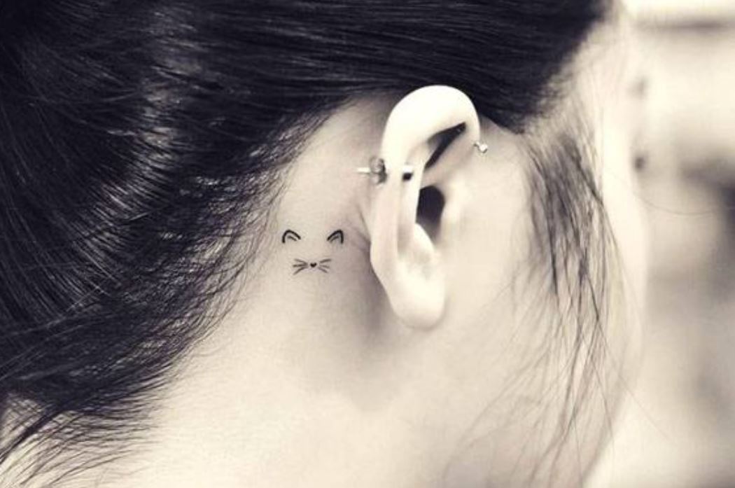 Tatouage Chat Minimaliste Derrière L'oreille