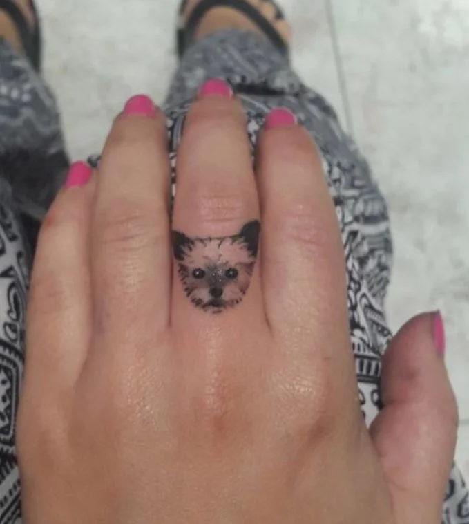 Tatouage Chien Minimaliste Sur Le Doigt