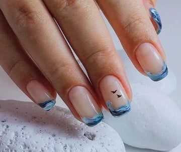 nail Art Bleu Motif Océan Avec Des Oiseaux 