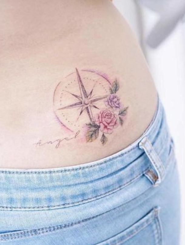 Tatouage Boussole Minimaliste, Duo De Rose Et écriture 