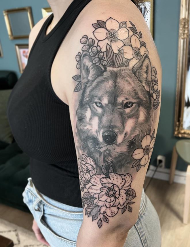 Tatouage De Loup Et Déco Florale 