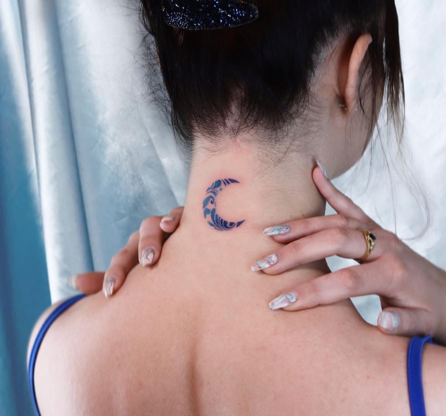  Tatouage Femme Minimaliste Croissant De Lune Bleu 