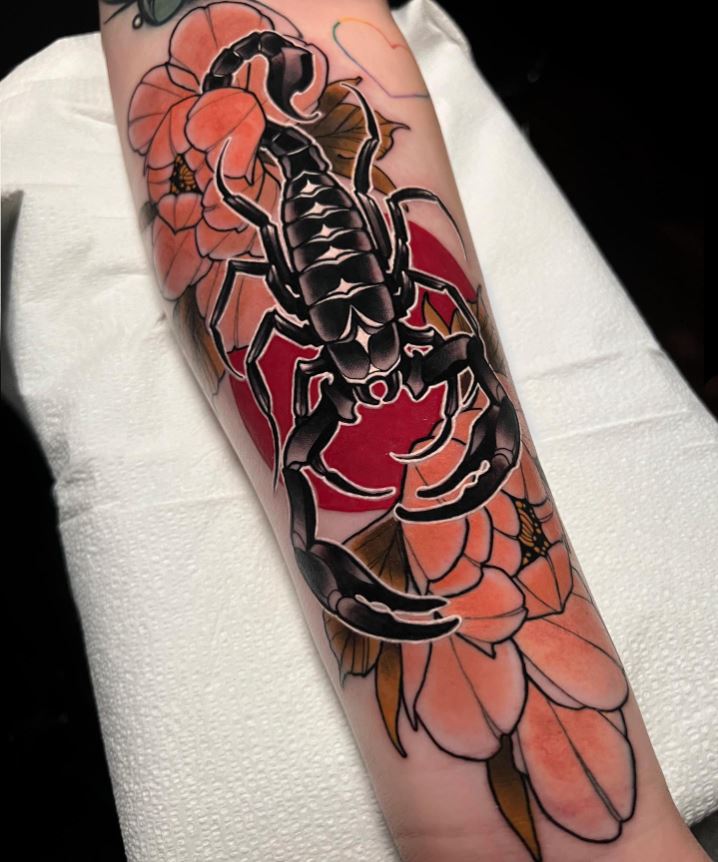 Tatouage Signe Astrologique Scorpion Contour Blanc Et Fleurs 