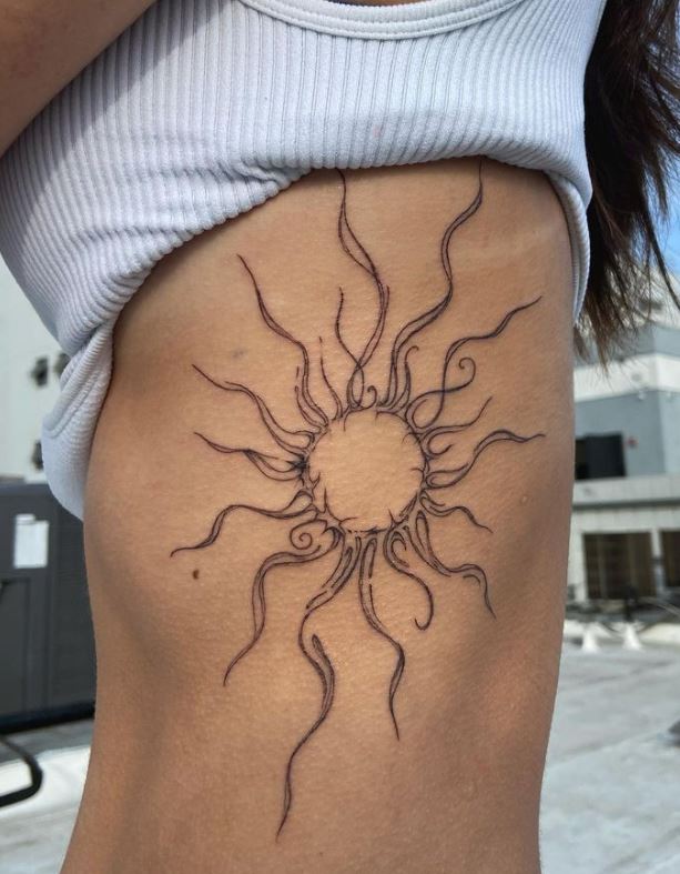 Tatouage Soleil Aux Rayons Ondulés Sur La Côte 