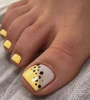 nail Art Pied été Jaune Avec Des Points Noirs