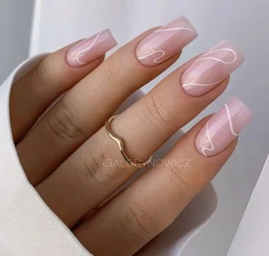 nail Art Rose Nude Avec Des Traits Blancs