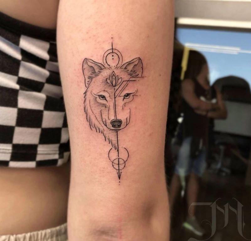 Tatouage De Loup Et Lotus Géométrique 