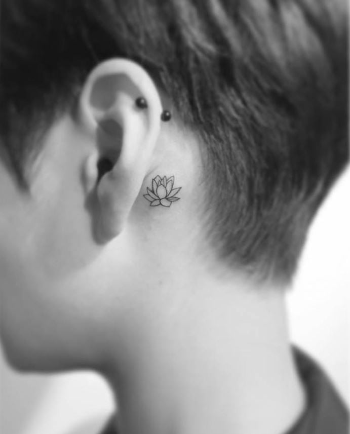 Tatouage Fleur De Lotus Minimaliste Derrière L'oreille 