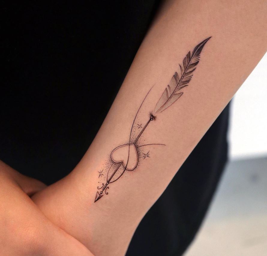 Tatouage Signe Astrologique Sagittaire Flèche à Coeur Et Plume 