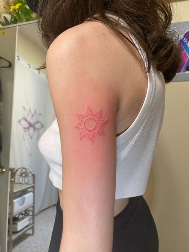 Tatouage Soleil Rouge Minimaliste En Pointillés 