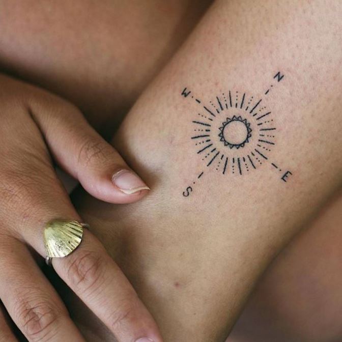 Tatouage Boussole Minimaliste Au Design Graphique 