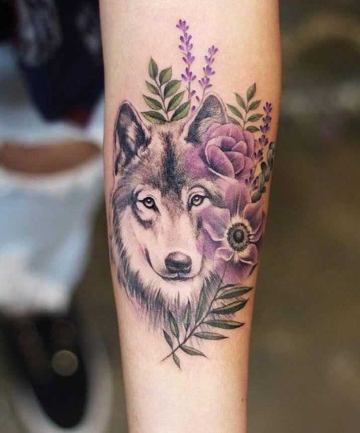 Tatouage De Loup Et Fleurs 