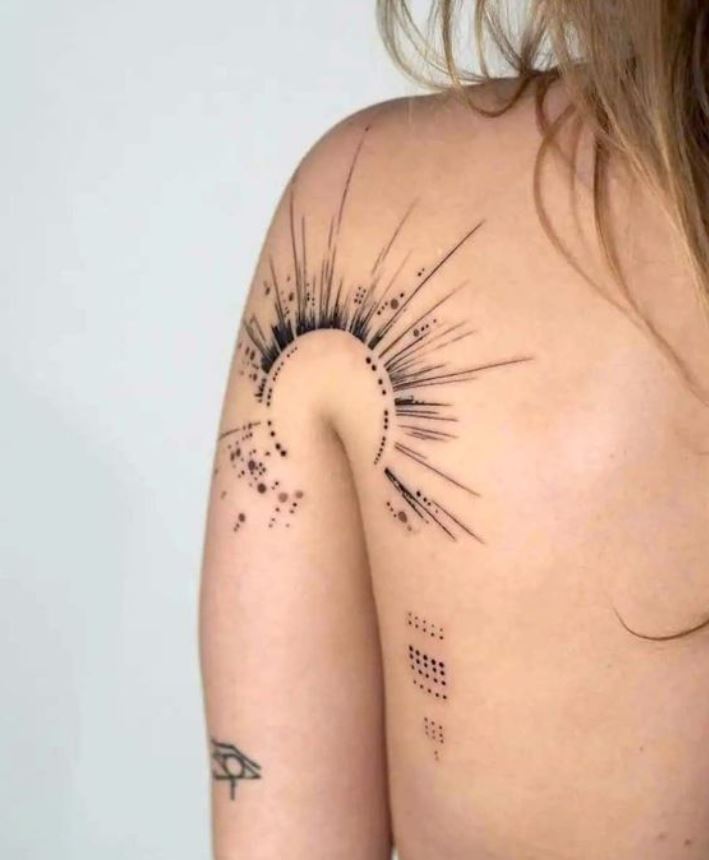 Tatouage Soleil Ouvert Sur L'épaule 