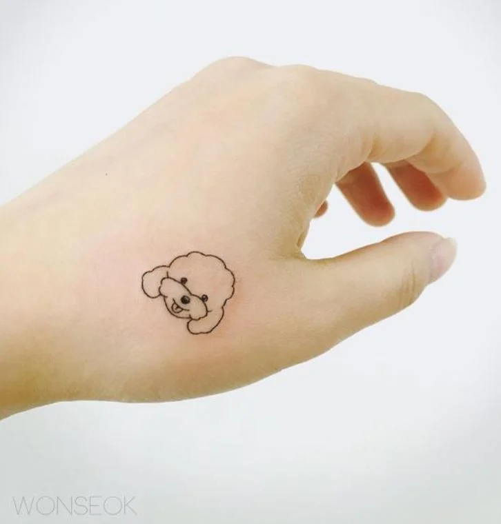 Tatouage Minimaliste Chien Joyeux Sur La Main