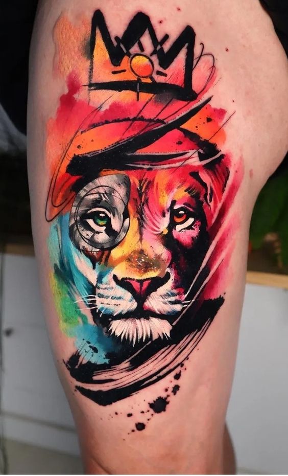 tatouage graphique Lion & Couronne sur la cuisse 