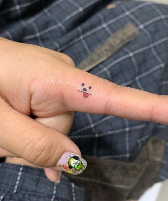 Mini Tatouage De Chien Sur Le Doigt 